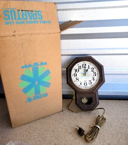 NEW IN BOX Vintage Spartus Electric Pendulum Chime Clock 39339 Woodgrain Look Cover