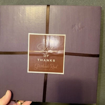 Placa de acento Grasslands Road regalo de gracias “con gracia rodeándonos” nueva en caja Foto 1 de 4