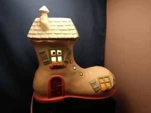 * VINTAGE COLORFUL OLD WOMAN IN THE SHOE CHILDREN LAMP - Picture 1 of 9
