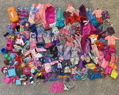 Enorme Lote de Accesorios de Ropa para Muñeca Barbie Moderna Chelsea, Zapatos, Bolsos, Vestidos Foto 1 de 4