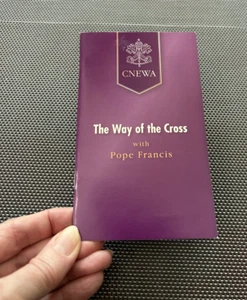 Tiny pb Pope Francis 2015 THE WAY OF THE CROSS CNEWA like new - Bild 1 von 6