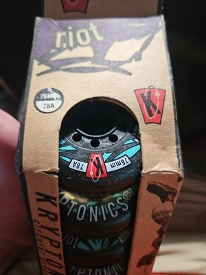 Paquete de 4 ruedas Kryptonics Riot 76 mm 78A patinaje en línea calle/rampa NUEVO Foto 1 de 4