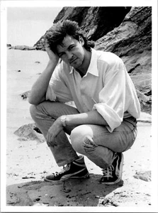 1985 Press Photo Rock Star Paul Young in Cornwall 6 x 8 - Picture 1 of 2