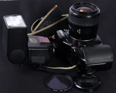 Minolta Dynax 7xi AF 35mm Film SLR + Zoom Xi 28-80mm f/4-5.6 Lens & PZ4000AF Kit - Image 1 of 4