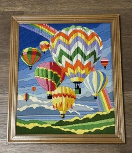 Vintage Heißluftballon Nadelspitze Crewel gerahmt Wandbild lebendige Farben Regenbogen - Bild 1 von 10