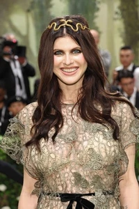 Alexandra Daddario in einem 11" x 17" Hochglanz Foto Poster Serpentin - Bild 1 von 1