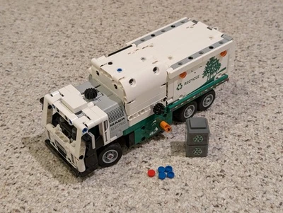 LEGO TECHNIC: Mack LR Electric Garbage Truck (42167) - Image 1 of 4
