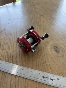 Ambassadeur 5500 DA Red Bait Casting Reel Foot # 800200 Good Shape - Picture 1 of 9