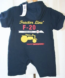 babyGAP NUEVO CON ETIQUETAS NUEVO Azul marino conjunto de una pieza con tractor amarillo XS 0-3 meses - Imagen 1 de 3