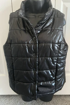 Chaleco acolchado Converse One Star para mujer negro grande con bolsillos delanteros a presión con cremallera Foto 1 de 4