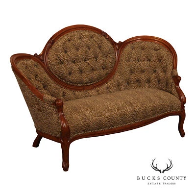 Sofá acolchado antiguo victoriano tallado con marco de nogal Foto 1 de 4