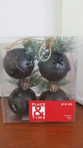 Place & Time ~ Juego de 4 CAMPANAS COPO DE NIEVE DE METAL NEGRO con PINECONES 2" de diámetro ~NUEVO EN CAJA - Imagen 1 de 3