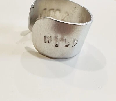 Anillo estilo brazalete de aluminio ajustable estampado a mano con tema Wild Soul y flecha Foto 1 de 3