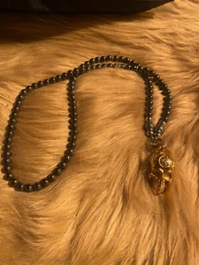 Perlenkette Hämatin Perlenkette mit Golden Totenkopf und Karabiner Hand Made - Bild 1 von 1