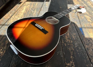 VINTAGE V180VSB HISTORIC SERIES 'PARLOUR' ACOUSTIC GUITAR VINTAGE SUNBURST - Imagen 1 de 6
