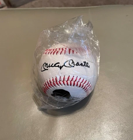 MICKEY MANTLE FACSIMILE AUTOGRAPHED 40TH ANNIVERSARY TRIPLE CROWN BALL Cover