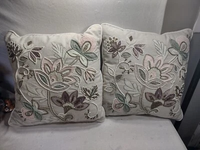 2 Hermosas Almohadas Bordadas PIER 1 Importaciones Flor Cuentas, Lentejuelas 15x15 Foto 1 de 4