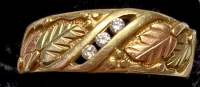 Anillo Black Hills oro 10K bicolor hojas de uva de Coleman, 3 diamantes, 10,25+ Foto 1 de 4