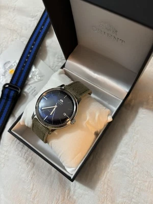 Hermoso Reloj Automático Orient Bambino Versión 4 TAC AC08004D 42.5mm Azul OTAN Foto 1 de 4