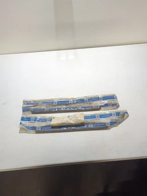 Nuevo de Lote Antiguo Par 85-91 Chevy Cavalier 1/4 Ventana Vertical Resistente a la Intemperie Sellos Foto 1 de 4