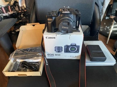 Kit Canon EOS M50 EF-M15-45 IS STM con 5 baterías y jaula equipada Foto 1 de 4