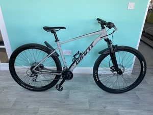 Giant Talon 2 Mountain Bike - Picture 1 of 15