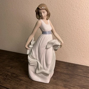 LLADRO NAO 1343 Walking on Air Lade Figurine 4050 - Picture 1 of 7