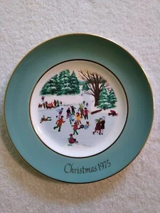 Placa de colección de patinadores en el estanque Navidad 1975 de coleccionistas de 9" Avon Wedgwood - Imagen 1 de 3