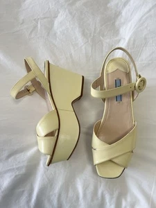Prada | Gr. 38 (US 8) hellbuttergelbe Lackleder Plateau Riemchen Sandalen - Bild 1 von 11