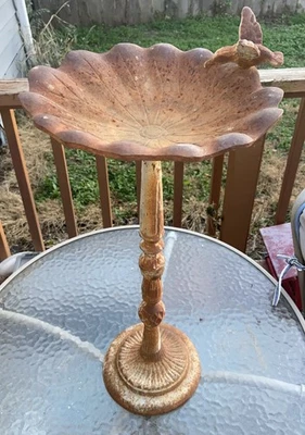 BAÑO DE PÁJAROS de hierro fundido rústico vintage jardín patio escultura decoración pequeña 2 pies de alto Foto 1 de 4