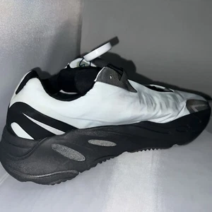 Größe UK 9 - Yeezy Boost 700 MNVN Blue Tint - Bild 1 von 11