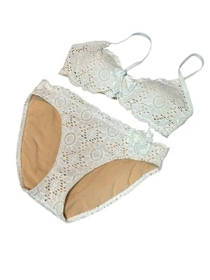EUC Women’s Newport News Boho Lace Crochet Vibe Bikini Size 4 - Image 1 of 4
