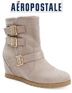 NUEVAS CON ETIQUETAS TALLA 10 BOTAS DE MUJER AEROPOSTALE PIEL BEIGE INCORPORADAS EN 3" TACÓN DE CUÑA HEBILLAS DORADAS - Imagen 1 de 1
