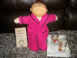 Muñeca vintage prematura repollo parche con bata de baño, zapatillas, 2 vasos de jugo CP. - Imagen 1 de 2
