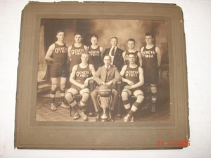 GENF, N Y - Y M C A CHAMPIONS 1920-21 Basketball - Ginther, Buffalo, N Y - Bild 1 von 3