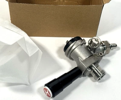 Acoplador de grifo de barril Kegco KC HU-KT5DL D-System con mango de palanca negro Foto 1 de 4