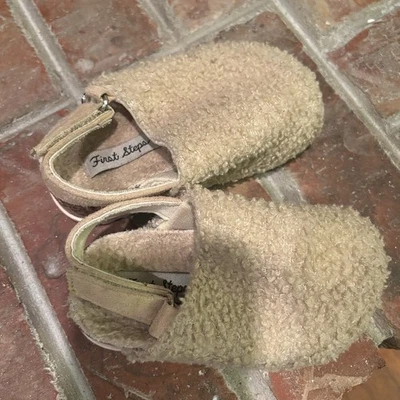 Zuecos de invierno First Steps beige peludo zapatos sin cordones niño unisex talla 5 bebé Foto 1 de 4