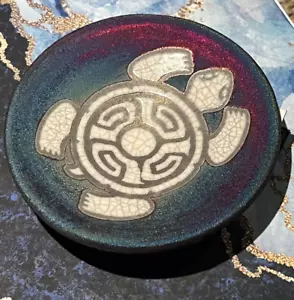 Piastra J DILLER FIRMATA CERAMICA RAKU STUDIO SW TARTARUGA IRRIDE 5,5" FUOCO TERRA OAKA - Foto 1 di 17