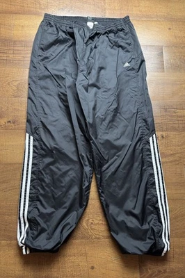 Calça de atletismo listrada XXL Adidas masculina preta forrada de malha corta-vento vintage Y2K - Imagem 1 de 4