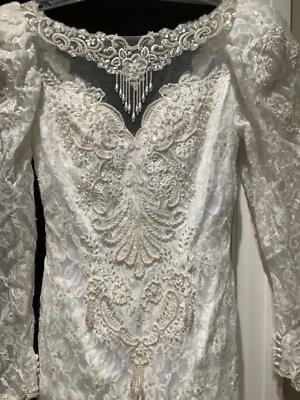 Mermaid style wedding dress from the 1990s used lots of beadwork - Image 1 of 4
