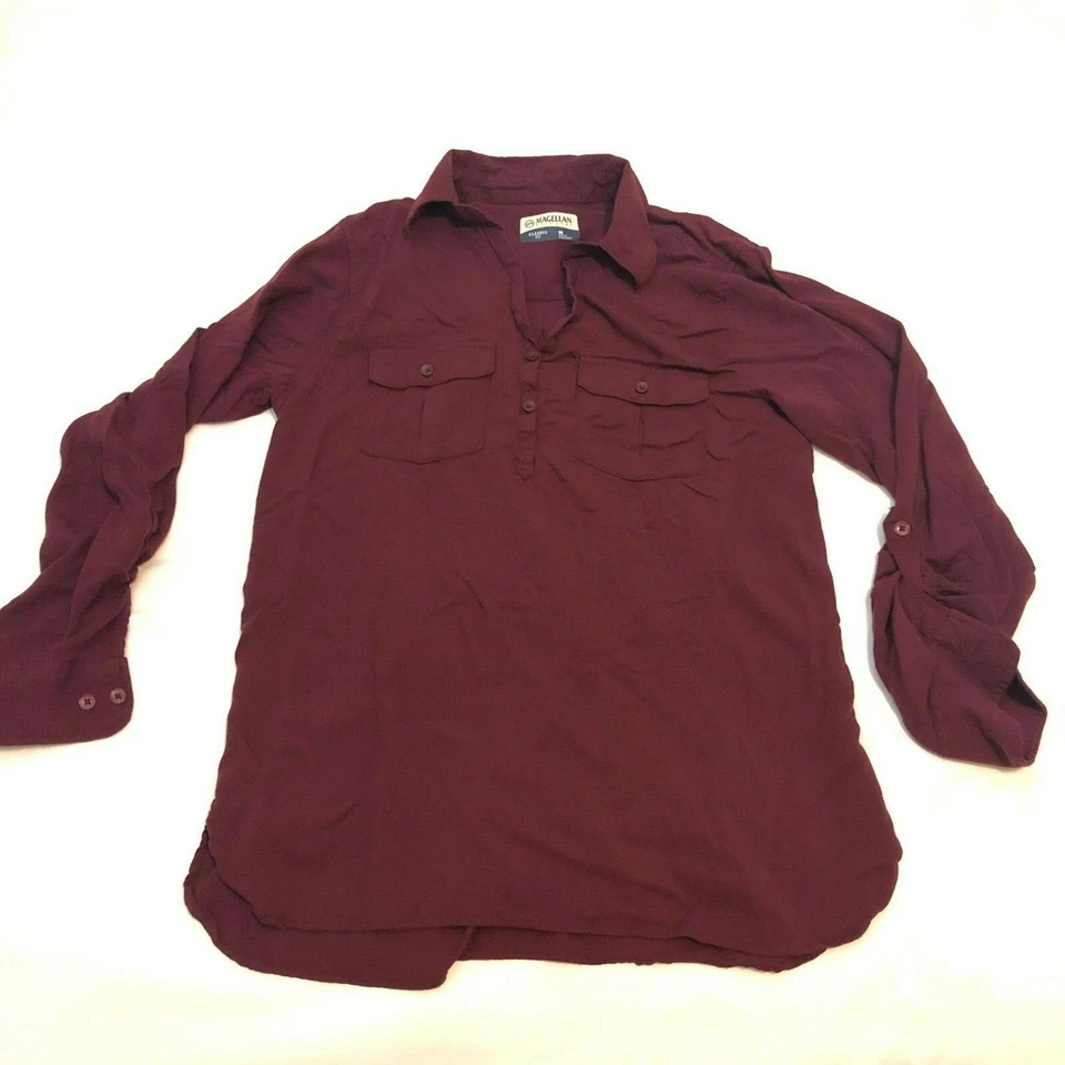 Blusa para mujer Magellan Outdoors roja oscura manga con lengüeta enrollable calce clásico mediano  Foto 1 de 4