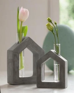 2x Deko Objekt "Haus" aus Beton mit Reagenz Glas als Blumen Vase, Figur Skulptur - Bild 1 von 3