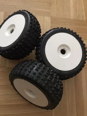 LRP 1:8 Buggy Reifen Harakiri Medium  - Bild 1 von 3