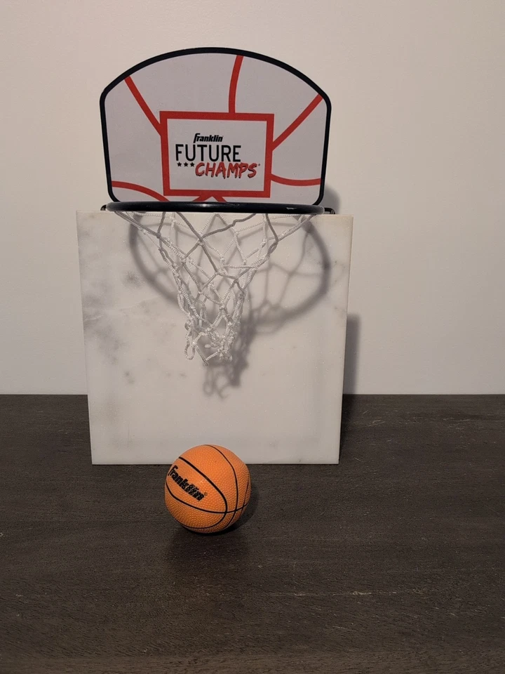 aro de baloncesto sobre la puerta Foto 1 de 1