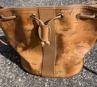 Bolsa ALVIERO MARTINI 1° CLASSE Geo Bucket, Couro Italiano Autêntica  - Imagem 1 de 4