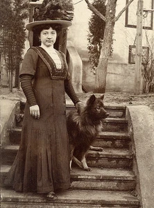 KEESHOND CHARMING DOG GREETINGS NOTE CARD EDWARDIAN LADY WITH DOG ON STEPS - Picture 1 of 1