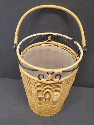 BOTELLA DE VINO DE MIMBRE TEJIDA DE RATÁN/CESTA DE TRANSPORTE MACETA Y FORRO DE METAL DESPLAZADO  Foto 1 de 4