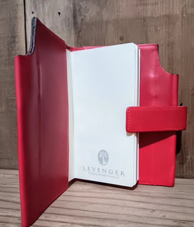 Diario de bolsillo Stanley rojo de cuero de grano completo Levenger Foto 1 de 4
