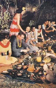 Postal HI: Luau, Honolulu, Hawaii, vintage años 40 - Imagen 1 de 2