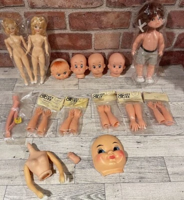 Lot of 16 vintage Doll Faces And Parts. Fibre-craft Plastic & Celluloid Faces Foto 1 de 4